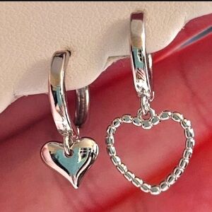 925 STERLING SILVER ASYMMETRICAL OPEN ROPE HEART & SOLID HEART HUGGIE HOOPS☆NEW